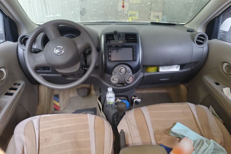 Used Nissan Sunny 2011 1.5XE CVT Comfort Edition Center Console