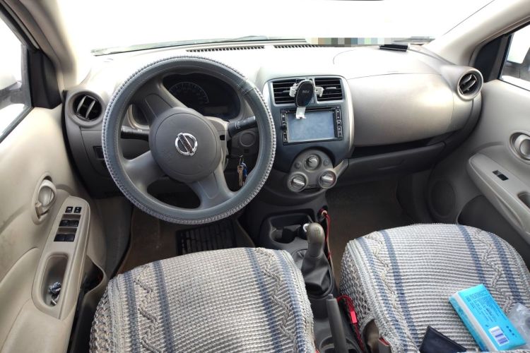 Used Nissan Sunny 2011 1.5XE Manual Comfort Edition Center Console