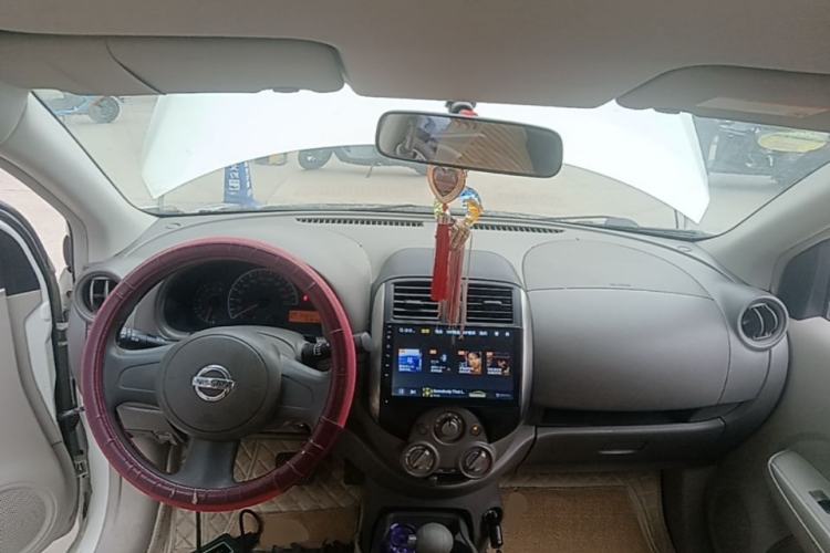 Used Nissan Sunny 2011 1.5XE CVT Comfort Edition Center Console