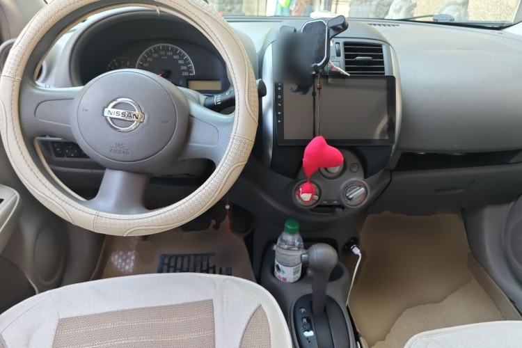 Used Nissan Sunny 2011 1.5XE CVT Comfort Edition Center Console