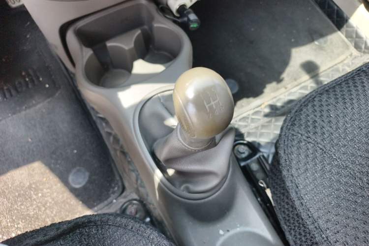 Used Nissan Sunny 2011 1.5XE Manual Comfort Edition Gear Lever