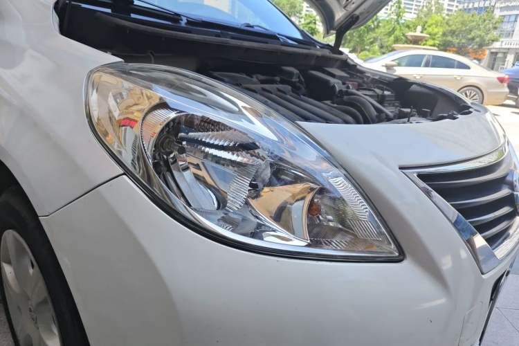 Used Nissan Sunny 2011 1.5XE CVT Comfort Edition Right Front Headlight