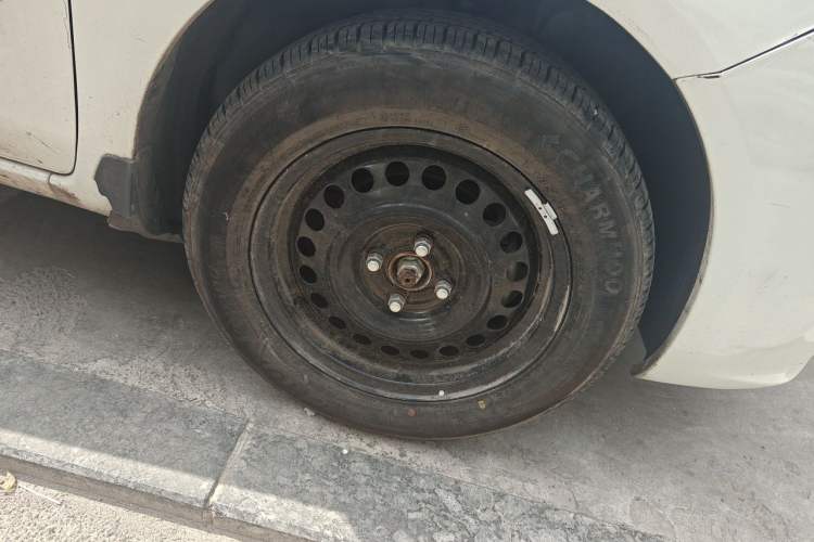 Used Nissan Sunny 2011 1.5XL Manual Deluxe Edition Right Front Wheel Hub
