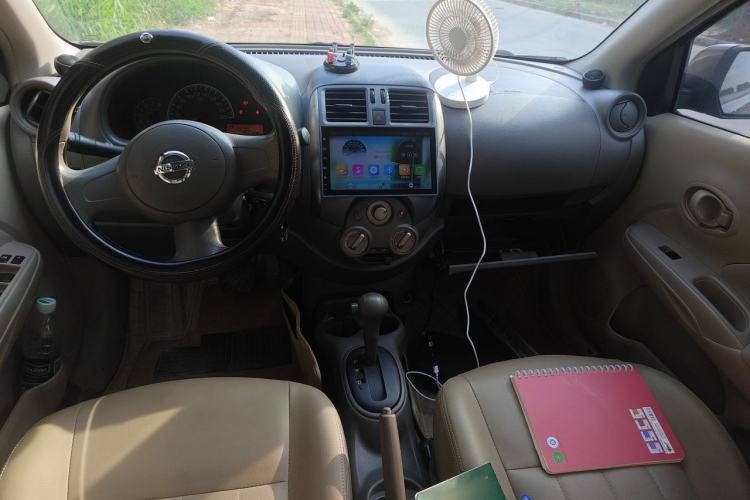 Used Nissan Sunny 2011 1.5XE CVT Comfort Edition Center Console
