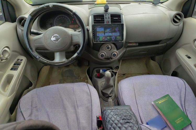 Used Nissan Sunny 2011 1.5XE Manual Comfort Edition Center Console