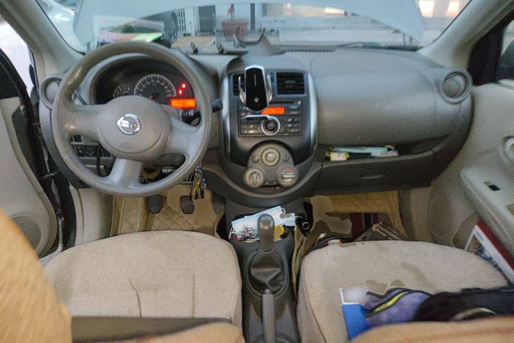 Used Nissan Sunny 2011 1.5XE Manual Comfort Edition Center Console
