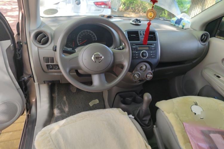 Used Nissan Sunny 2011 1.5XE Manual Comfort Edition Center Console