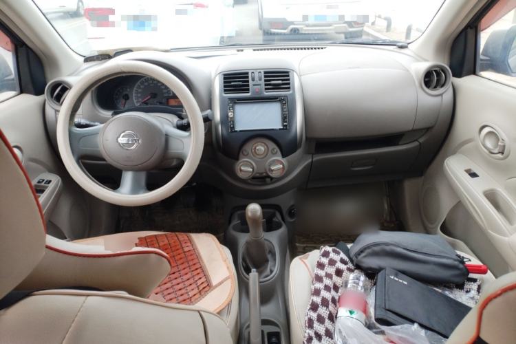 Used Nissan Sunny 2011 1.5XE Manual Comfort Edition Center Console