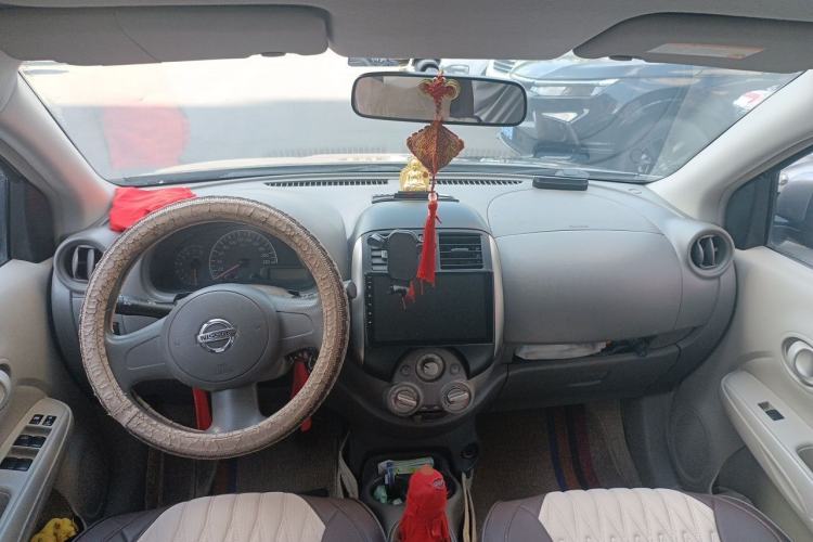 Used Nissan Sunny 2011 1.5XE Manual Comfort Edition Center Console