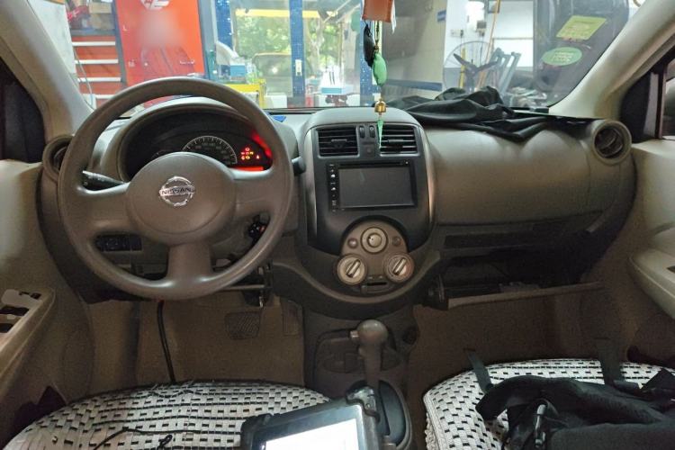 Used Nissan Sunny 2011 1.5XE CVT Comfort Edition Center Console