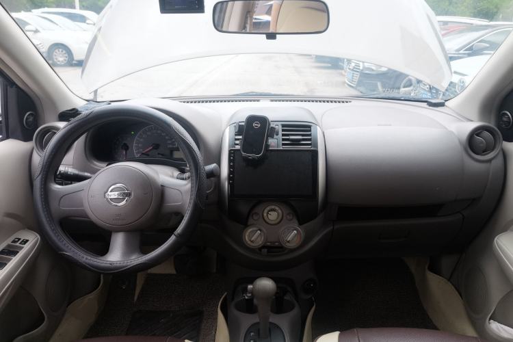Used Nissan Sunny 2011 1.5XE CVT Comfort Edition Center Console