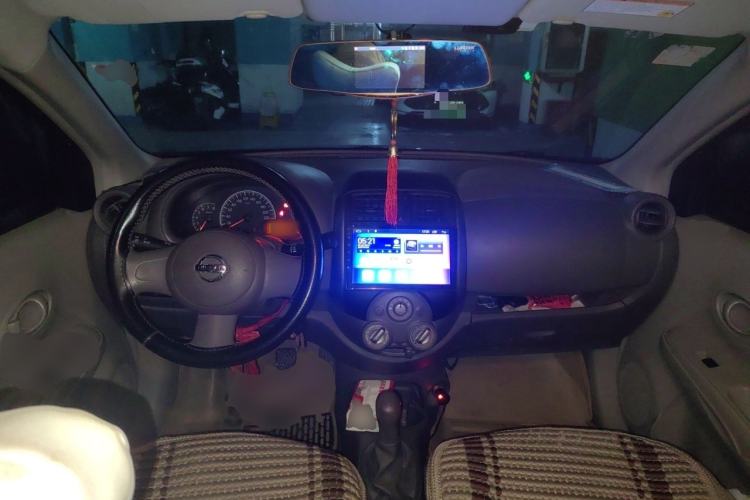 Used Nissan Sunny 2011 1.5XE Manual Comfort Edition Center Console