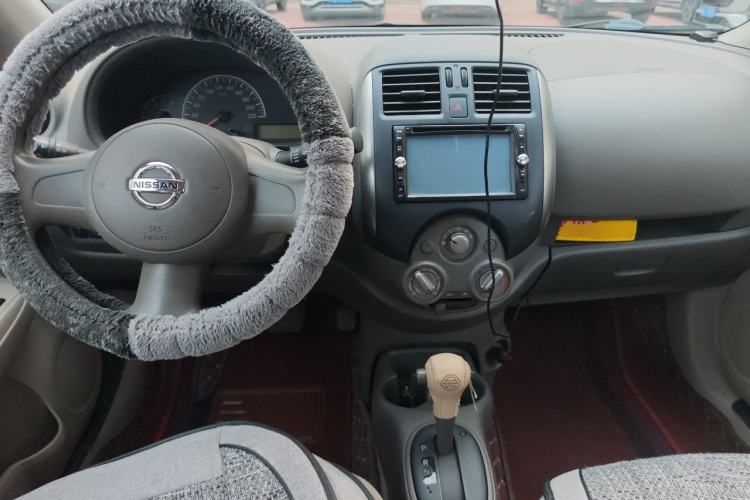 Used Nissan Sunny 2011 1.5XE CVT Comfort Edition Center Console
