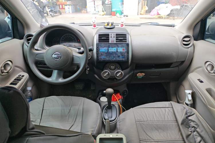 Used Nissan Sunny 2011 1.5XE CVT Comfort Edition Center Console
