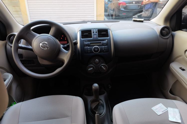 Used Nissan Sunny 2011 1.5XE Manual Comfort Edition Center Console