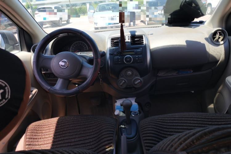 Used Nissan Sunny 2011 1.5XE CVT Comfort Edition Center Console