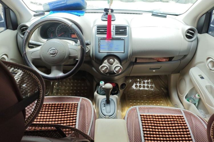Used Nissan Sunny 2011 1.5XE CVT Comfort Edition Center Console
