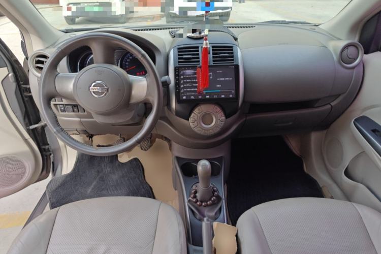 Used Nissan Sunny 2011 1.5XV Manual Luxury Edition Center Console