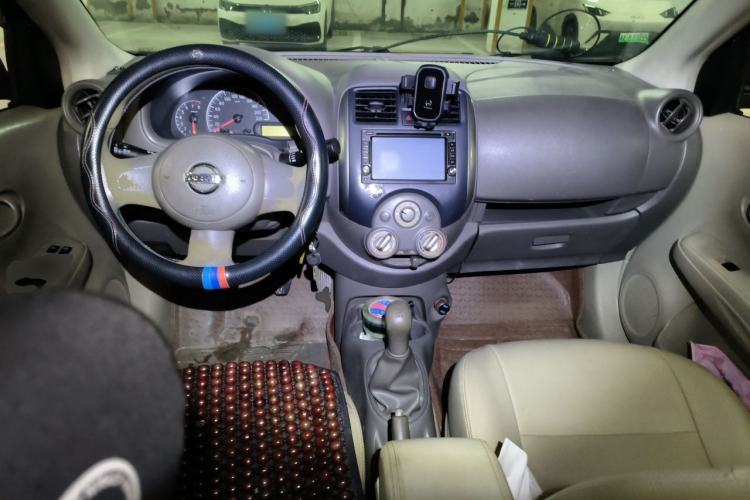 Used Nissan Sunny 2011 1.5XE Manual Comfort Edition Center Console