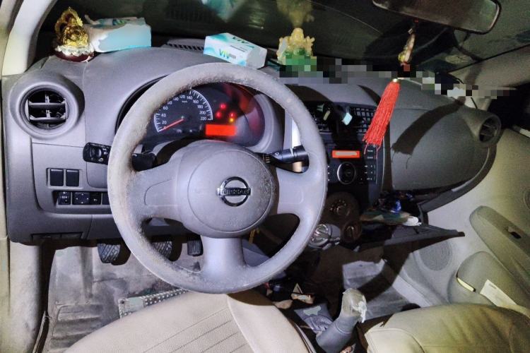Used Nissan Sunny 2011 1.5XE Manual Comfort Edition Center Console