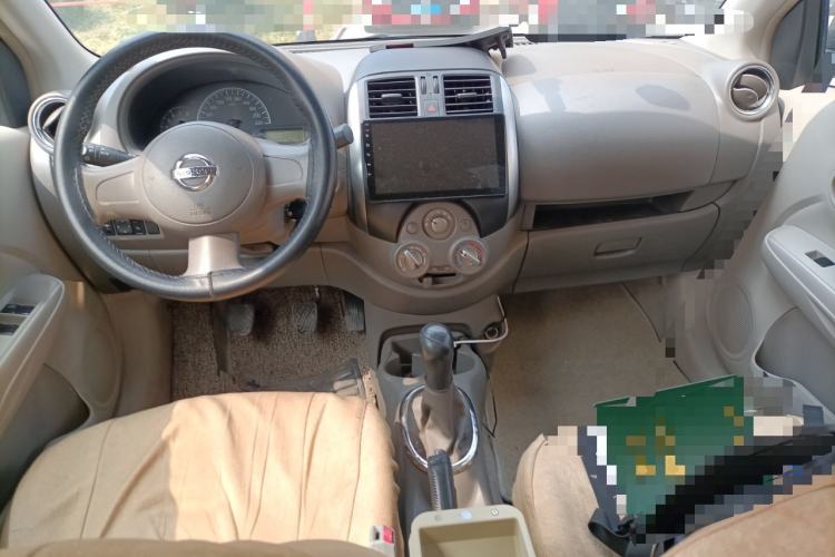 Used Nissan Sunny 2011 1.5XE Manual Comfort Edition Center Console