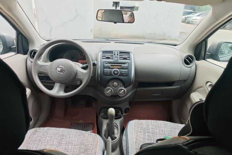 Used Nissan Sunny 2011 1.5XE Manual Comfort Edition Center Console