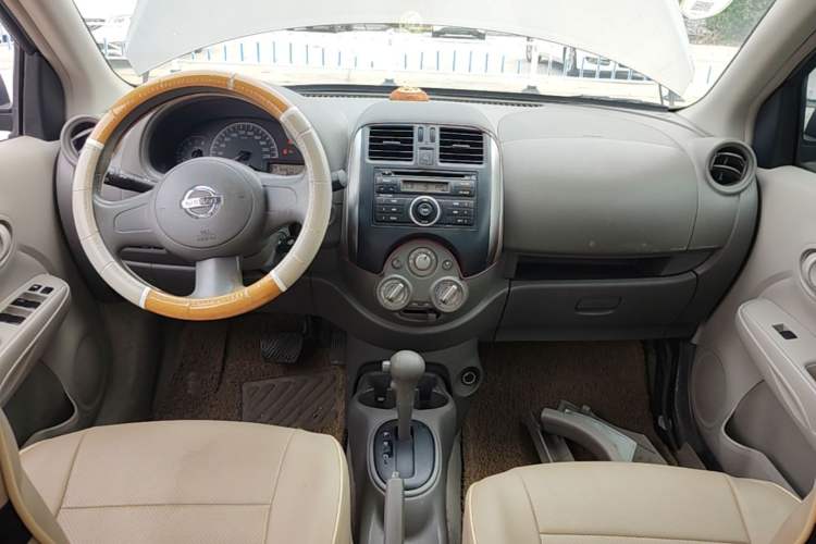 Used Nissan Sunny 2011 1.5XE CVT Comfort Edition Center Console