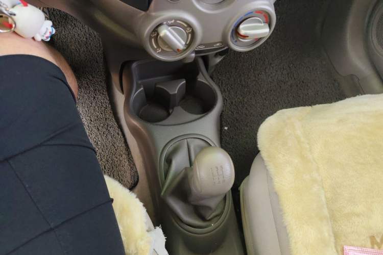 Used Nissan Sunny 2011 1.5XE Manual Comfort Edition Gear Lever