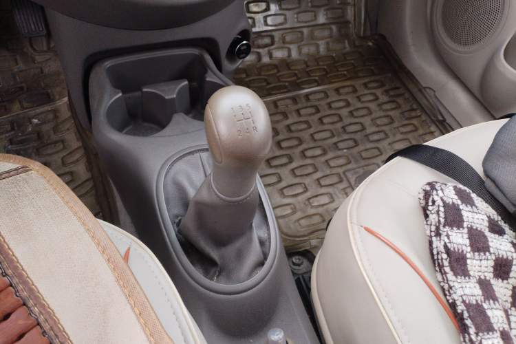 Used Nissan Sunny 2011 1.5XE Manual Comfort Edition Gear Lever