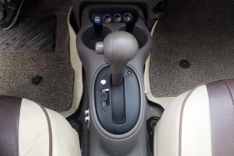Used Nissan Sunny 2011 1.5XE CVT Comfort Edition Gear Lever
