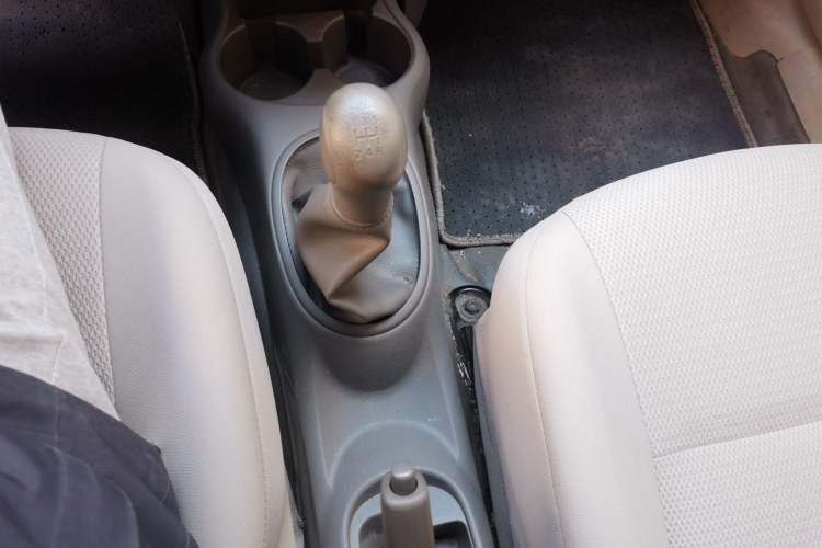 Used Nissan Sunny 2011 1.5XE Manual Comfort Edition Gear Lever