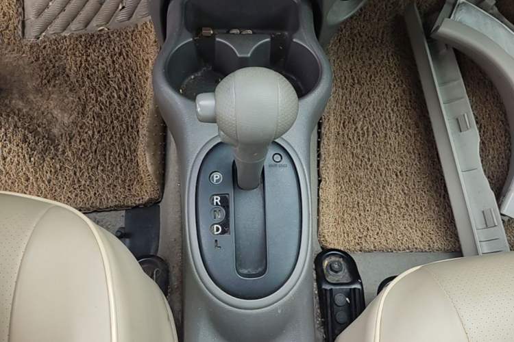 Used Nissan Sunny 2011 1.5XE CVT Comfort Edition Gear Lever