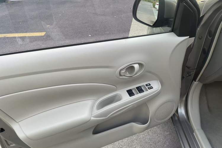 Used Nissan Sunny 2011 1.5XE CVT Comfort Edition Interior 10