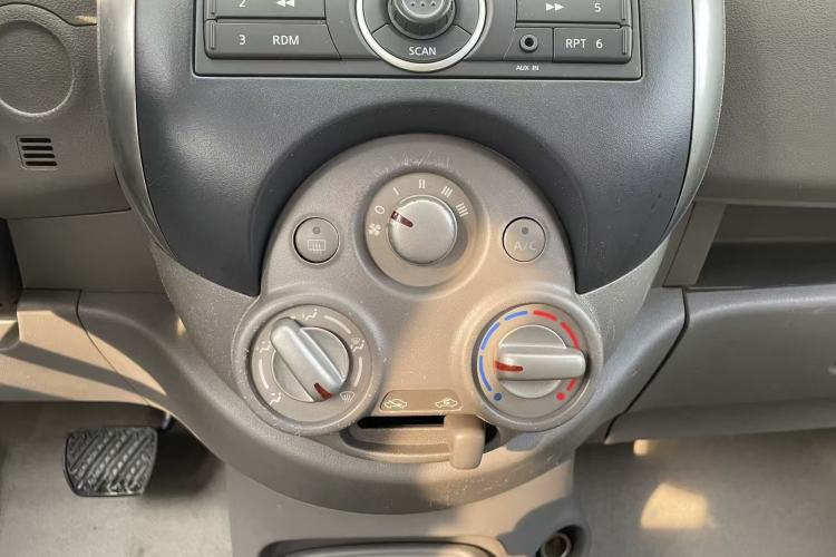 Used Nissan Sunny 2011 1.5XE CVT Comfort Edition Interior 4