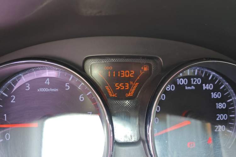 Used Nissan Sunny 2011 1.5XV Manual Luxury Edition Odometer Close Up