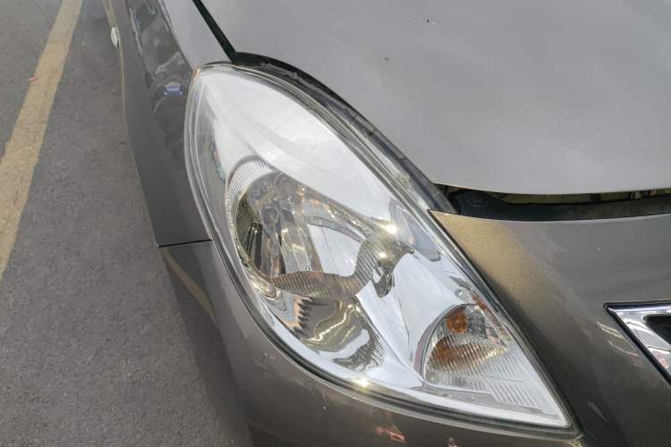 Used Nissan Sunny 2011 1.5XE Manual Comfort Edition Right Front Headlight