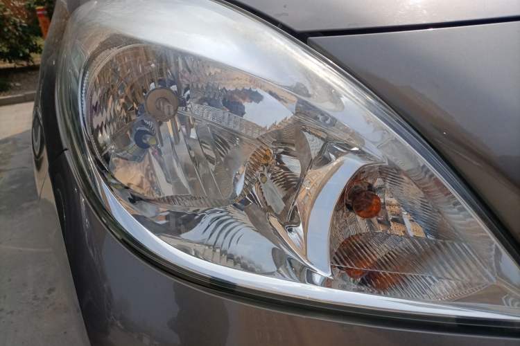 Used Nissan Sunny 2011 1.5XE Manual Comfort Edition Right Front Headlight