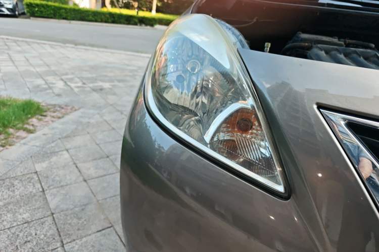 Used Nissan Sunny 2011 1.5XE CVT Comfort Edition Right Front Headlight