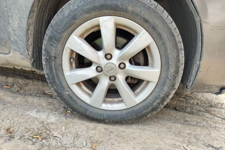 Used Nissan Sunny 2011 1.5XL Manual Deluxe Edition Right Front Wheel Hub
