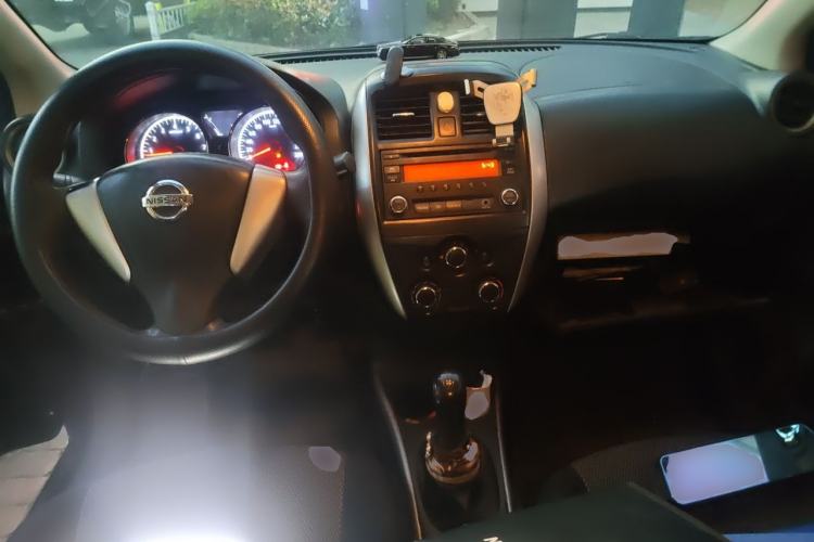 Used Nissan Sunny 2014 1.5XL Manual Deluxe Edition Center Console