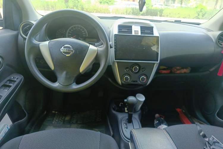 Used Nissan Sunny 2014 1.5XE CVT Elite Edition Center Console