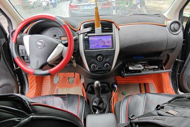Used Nissan Sunny 2014 1.5XE Manual Elite Edition Center Console