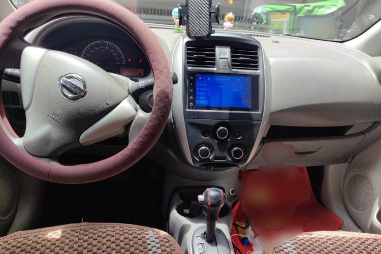 Used Nissan Sunny 2014 1.5XE CVT Elite Edition Center Console