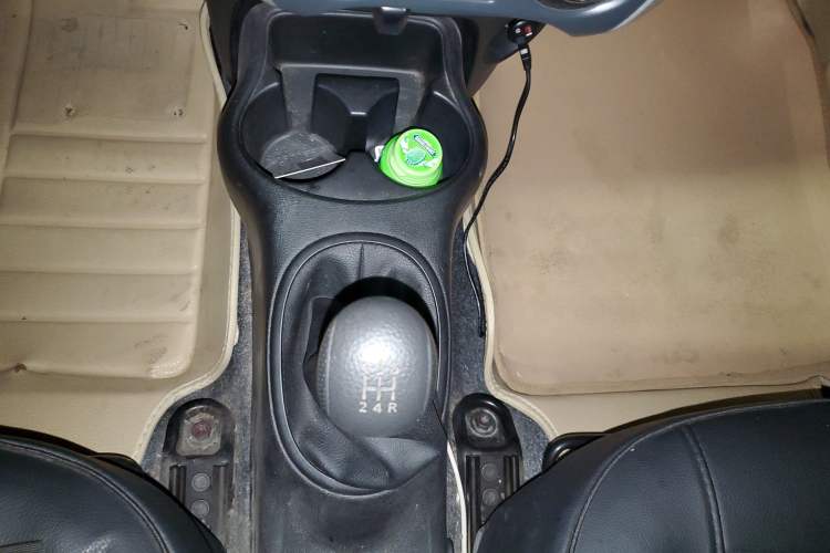Used Nissan Sunny 2014 1.5XE Manual Comfort Edition Gear Lever