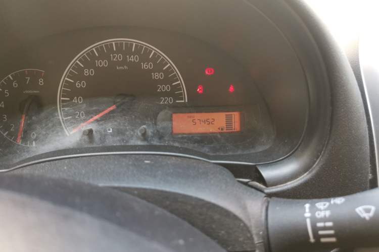 Used Nissan Sunny 2014 1.5XE Manual Elite Edition Odometer Close Up