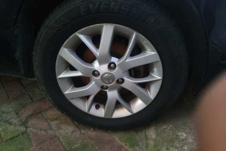 Used Nissan Sunny 2014 1.5XL Manual Deluxe Edition Right Front Wheel Hub