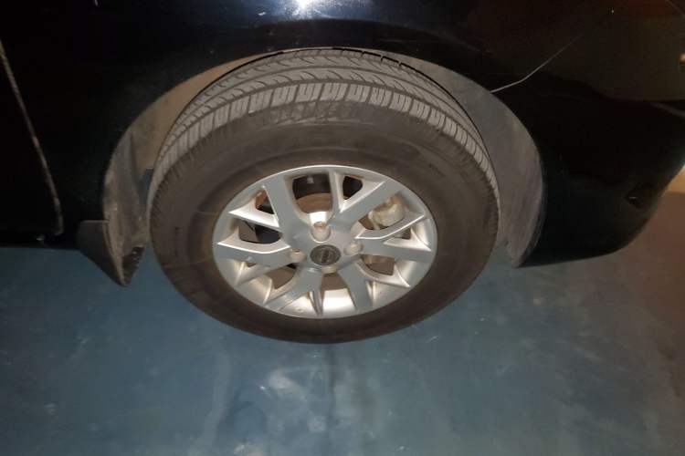 Used Nissan Sunny 2014 1.5XE Manual Comfort Edition Right Front Wheel Hub