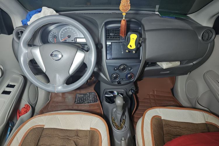 Used Nissan Sunny 2014 1.5XE Manual Elite Edition Center Console