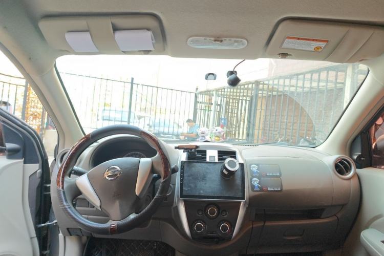 Used Nissan Sunny 2014 1.5XE CVT Comfort Edition Center Console