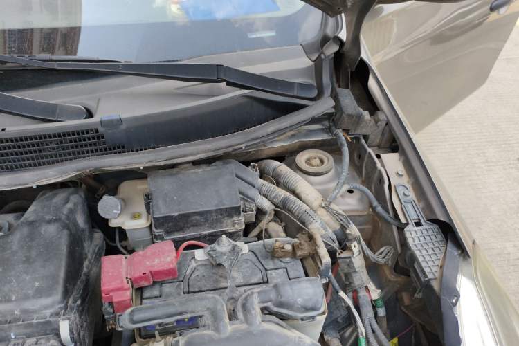 Used Nissan Sunny 2014 1.5XE Manual Elite Edition Engine Bay Left